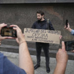 Un militant tient une pancarte sur laquelle on peut lire : « Pour une Russie sans censure. Orwell a écrit une dystopie, pas un mode d'emploi », lors d'une manifestation devant la chambre basse du Parlement russe, à Moscou, le mardi 22 juillet 2025. AP