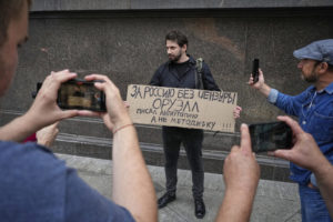 Un militant tient une pancarte sur laquelle on peut lire : « Pour une Russie sans censure. Orwell a écrit une dystopie, pas un mode d'emploi », lors d'une manifestation devant la chambre basse du Parlement russe, à Moscou, le mardi 22 juillet 2025. AP