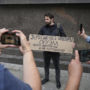 Un militant tient une pancarte sur laquelle on peut lire : « Pour une Russie sans censure. Orwell a écrit une dystopie, pas un mode d'emploi », lors d'une manifestation devant la chambre basse du Parlement russe, à Moscou, le mardi 22 juillet 2025. AP